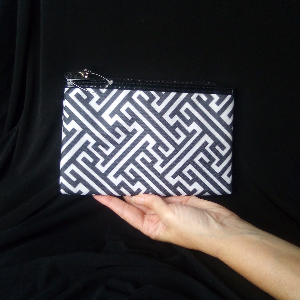 Cosmatic Bag~New~Black & White